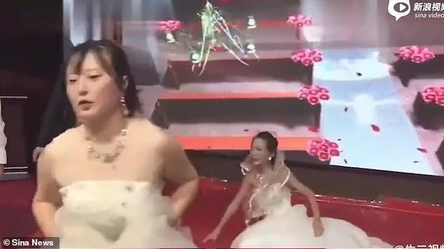 Grooms Ex Girlfriend Crashes The Wedding Wearing A Bridal Gown 3295